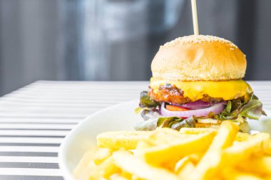 Biftek ve patates kızartması.