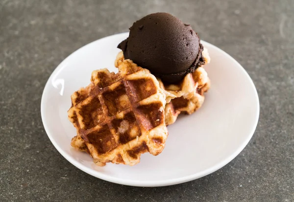 Gofre con helado de chocolate — Foto de Stock