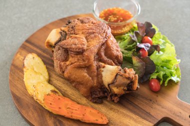 Gevrek domuz knuckle veya Alman domuz Hocks