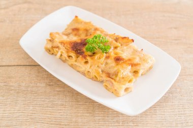 peynir ve jambon ile pişmiş penne makarna