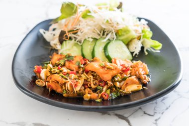 Kızarmış somon baharatlı salata