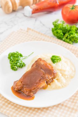 ızgara kaburga domuz püre patates ile