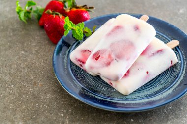 ev yapımı çilekli yoğurt dondurma