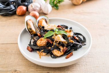siyah spagetti veya deniz ürünleri ile makarna