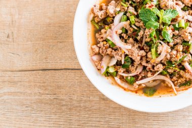 Baharatlı Kıyma domuz (Larb - geleneksel Tayland gıda)