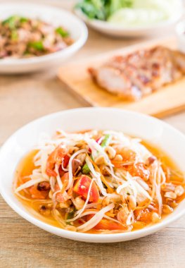 Baharatlı papaya salatası (geleneksel Tay gıda) 