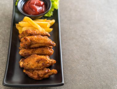 Kızarmış tavuk kanadı.