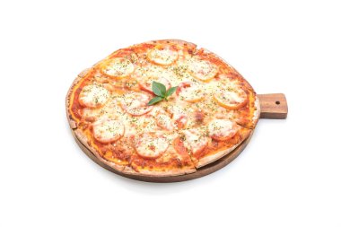 Beyaz arka plan üzerinde izole domates pizza