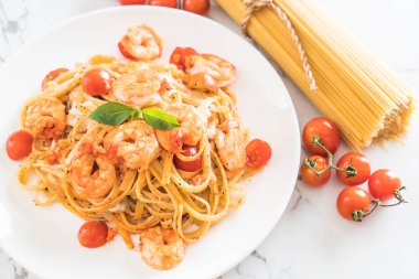 Spagetti karides, domates, fesleğen ve peynir ile 