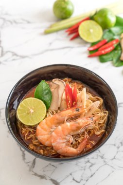 Karidesli baharatlı hazır şehriye çorbası.