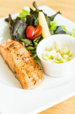 Somon steak salata ile