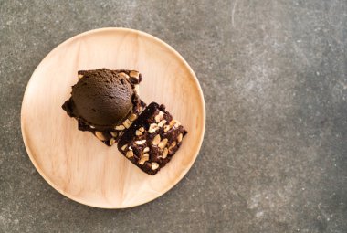 Çikolatalı dondurma ile çikolatalı kek