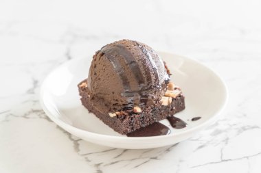 Çikolatalı dondurma ile çikolatalı kek