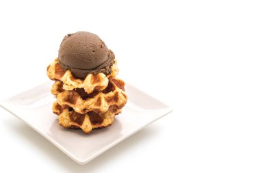 Çikolatalı dondurmalı waffle 