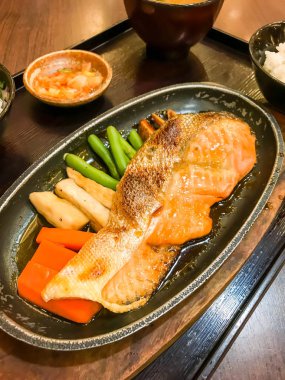 Soslu ızgara somon bifteği.