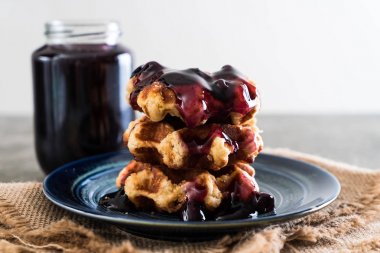 yaban mersini sosu ile waffle 