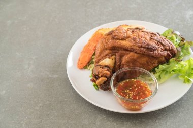 Gevrek domuz knuckle veya Alman domuz Hocks