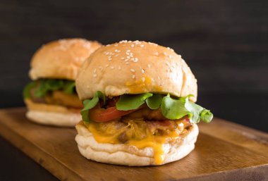 Ev yapımı taze lezzetli burger Close-Up 