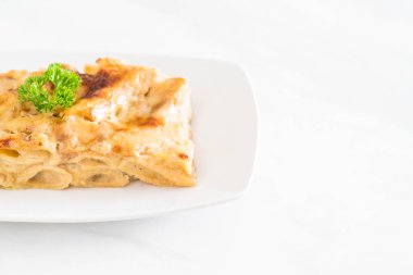 peynir ve jambon ile pişmiş penne makarna