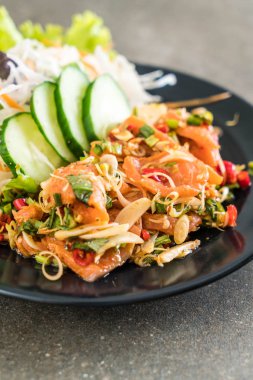 taze somon çiğ baharatlı salata