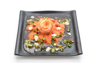 taze somon çiğ baharatlı salata