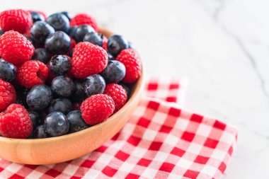 taze yaban mersini ve rasberry 