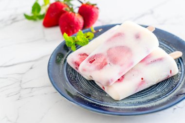 ev yapımı çilekli yoğurt dondurma