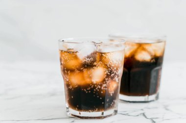 Buzlu bir bardak kola.