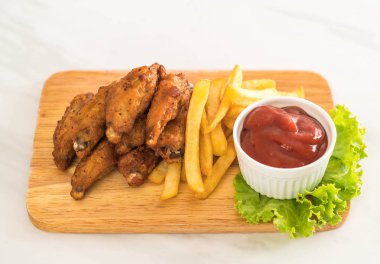 Kızarmış tavuk kanadı.