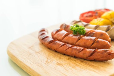 ızgara sosis mix sebze ve patates kızartması ile