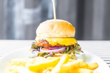 Biftek ve patates kızartması.