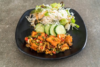 Kızarmış somon baharatlı salata