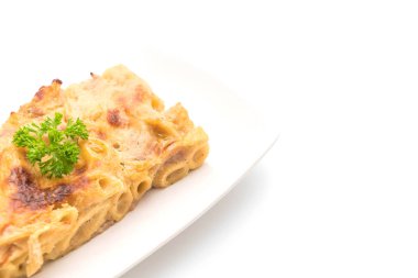 peynir ve jambon ile pişmiş penne makarna