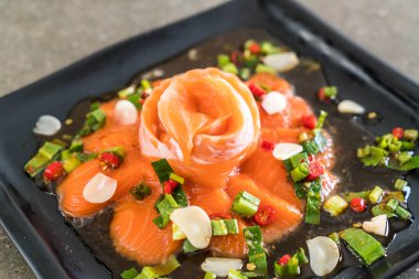 taze somon çiğ baharatlı salata