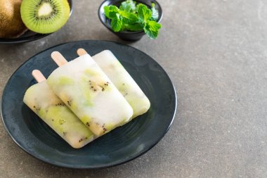 Ev yapımı kivili dondurma.