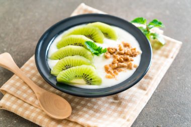 kivi ve granola ile yoğurt 