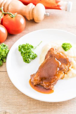 ızgara kaburga domuz püre patates ile