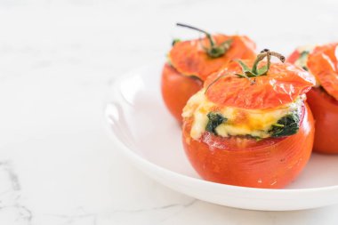  pişmiş domates peynir ve ıspanak doldurulmuş 