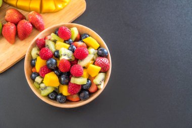 karışık taze meyve (çilek, ahududu, yaban mersini, kivi, mang