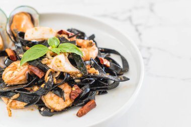 siyah spagetti veya deniz ürünleri ile makarna