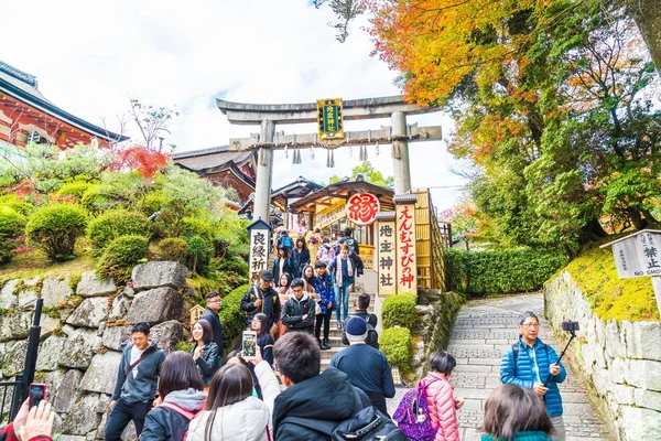 KYOTO, JAPÓN - 24 de noviembre de 2016: Turismo en el Templo Kiyomizu-dera en — Foto de Stock