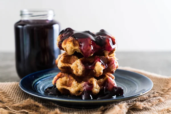 yaban mersini sosu ile waffle 