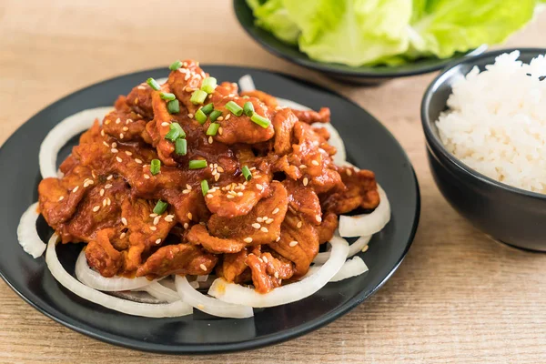 Porc frit à la sauce coréenne épicée (bulgogi ) — Photo