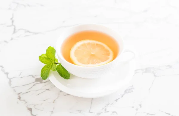 Hot lemon tea — Stock Photo, Image