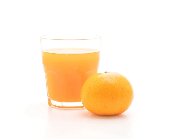 Suco de laranja com laranja no fundo branco — Fotografia de Stock