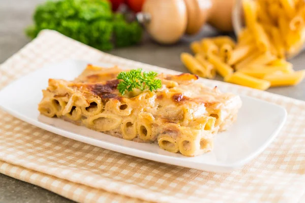 Gebakken penne pasta met kaas en ham — Stockfoto