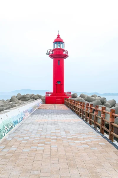 Phare rouge dans l'île de Jeju — Photo