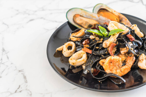 черные спагетти или макароны с морепродуктами
