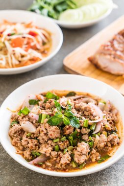Baharatlı Kıyma domuz (Larb - geleneksel Tayland gıda)