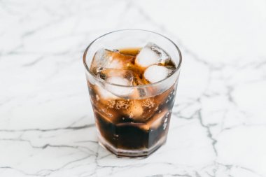 Buzlu bir bardak kola.
